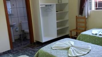 Habitación triple | Escritorio, wifi gratis y ropa de cama