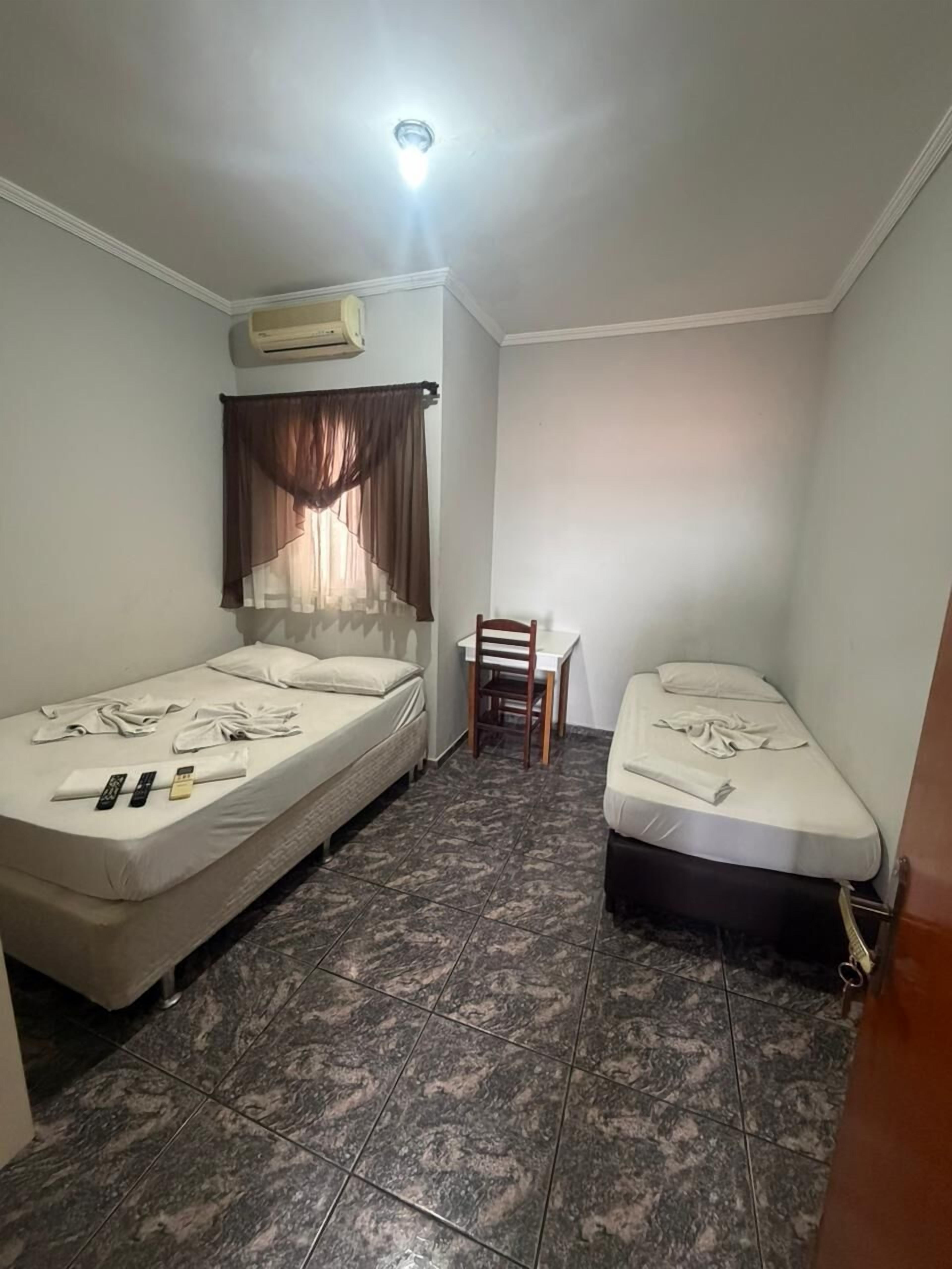 Escritorio, wifi gratis y ropa de cama 