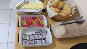 بوفيه فطور مجانًا يوميًا