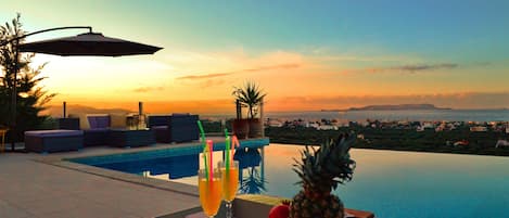 Piscine extérieure, piscine à débordement, parasols de plage