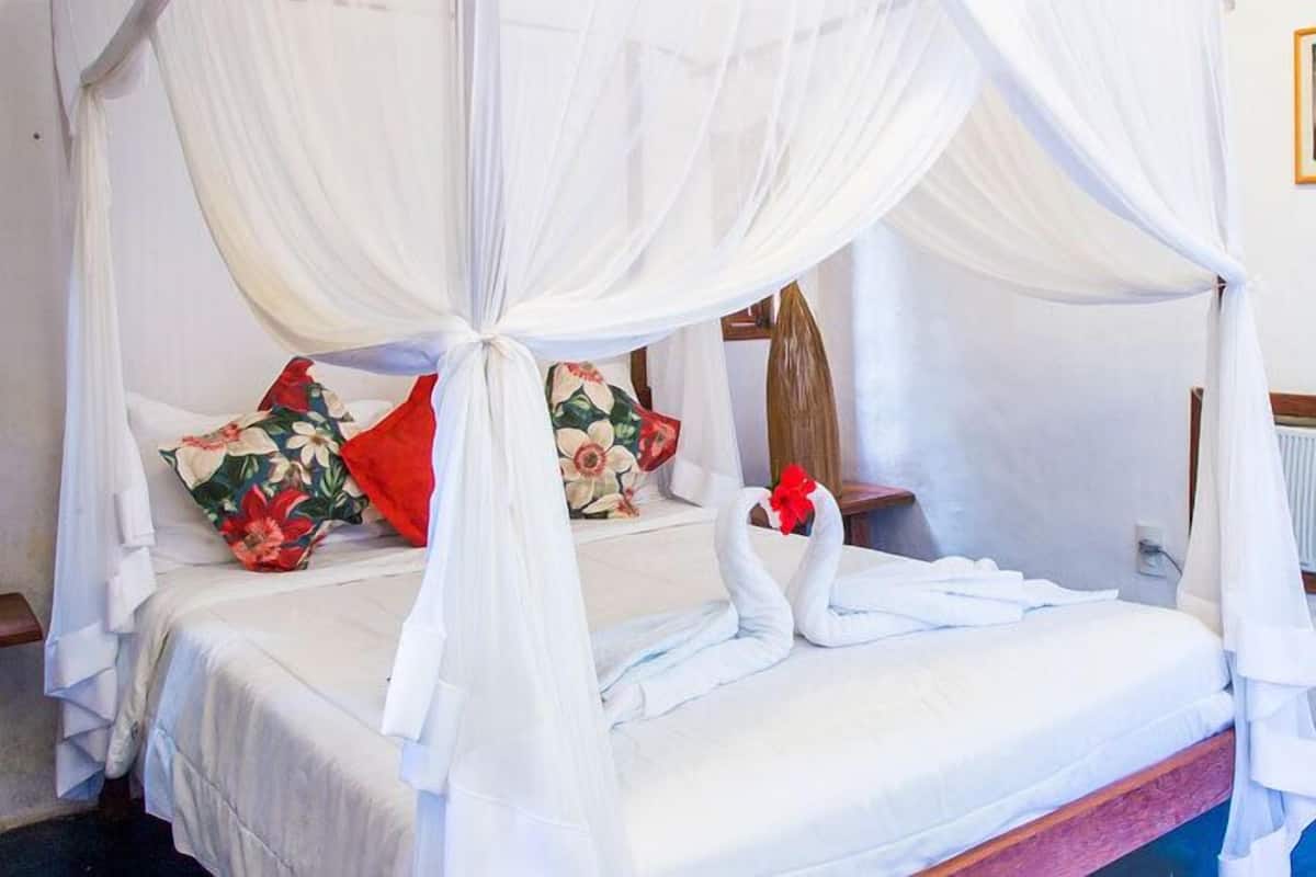 Minibar, setrika/meja setrika, Wi-Fi gratis, dan seprai linen