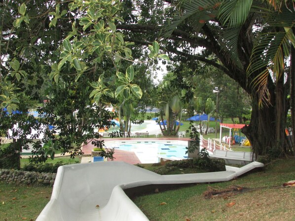 4 piscines extérieures, parasols, chaises longues
