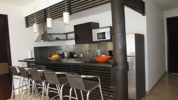 Departamento Deluxe | Cocina privada | Refrigerador, horno, cafetera y tetera y utensilios de cocina