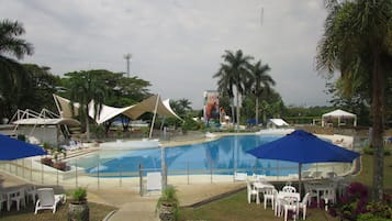 4 outdoor pools, pool umbrellas, sun loungers