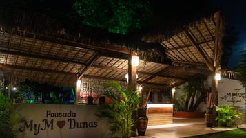 Fachada de la propiedad por la tarde o noche