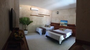 Minibar, escritorio, cortinas blackout y tabla de planchar con plancha 