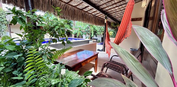 Habitación | Minibar, escritorio, cortinas blackout y tabla de planchar con plancha