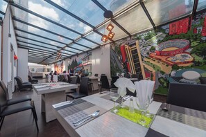 حيث تُقدم وجبات الإفطار، الغداء، العشاء، الأطباق المحلية