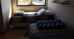 Camera Standard con 2 letti singoli, 1 letto matrimoniale, bagno condiviso | Una scrivania, ferro/asse da stiro, Wi-Fi gratuito