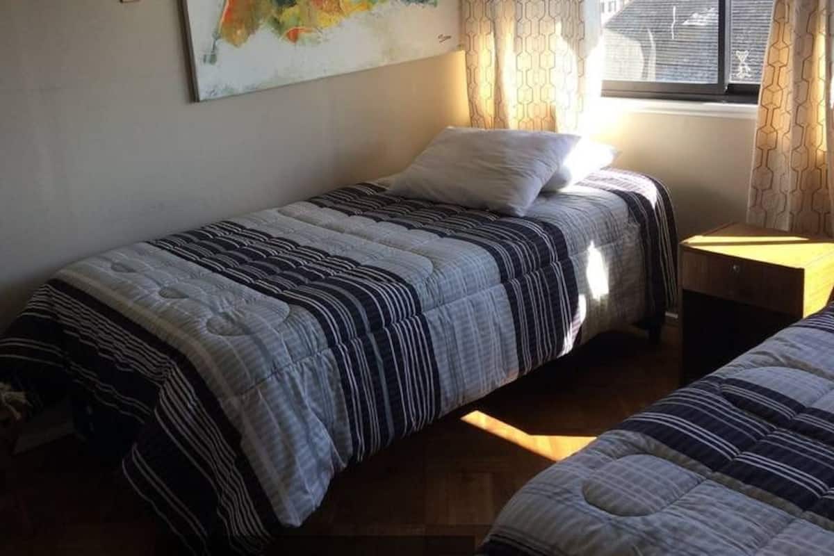 Standard-herbergi - 1 tvíbreitt rúm - sameiginlegt baðherbergi | Skrifborð, straujárn/strauborð, ókeypis þráðlaus nettenging
