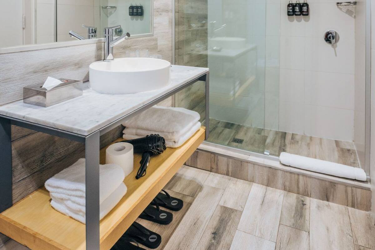 Junior room street view TWIN | Bathroom | Free toiletries, hair dryer, bidet, towels