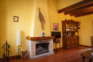 Ferienhaus, 1 Schlafzimmer, Terrasse (Rajalhondo) | Wohnbereich | Flachbildfernseher, Kamin, DVD-Player