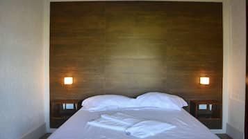 Quarto casal panorâmico, 1 cama Queen, sacada | Frigobar, individualmente decorados, espaço de trabalho para notebook