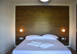 Minibar, decoración personalizada y espacio para trabajar con laptop 