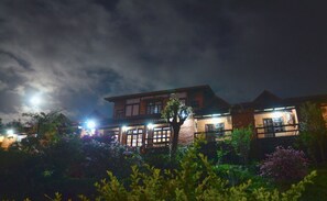 Fachada de la propiedad por la tarde o noche