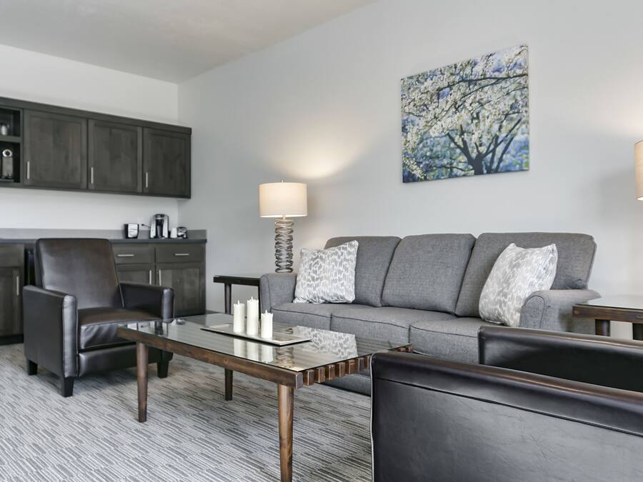 Executive suite, 1 kingsize bed met slaapbank, uitzicht op bergen, uitzicht op gebergte | Luxe beddengoed, een bureau, verduisterende gordijnen