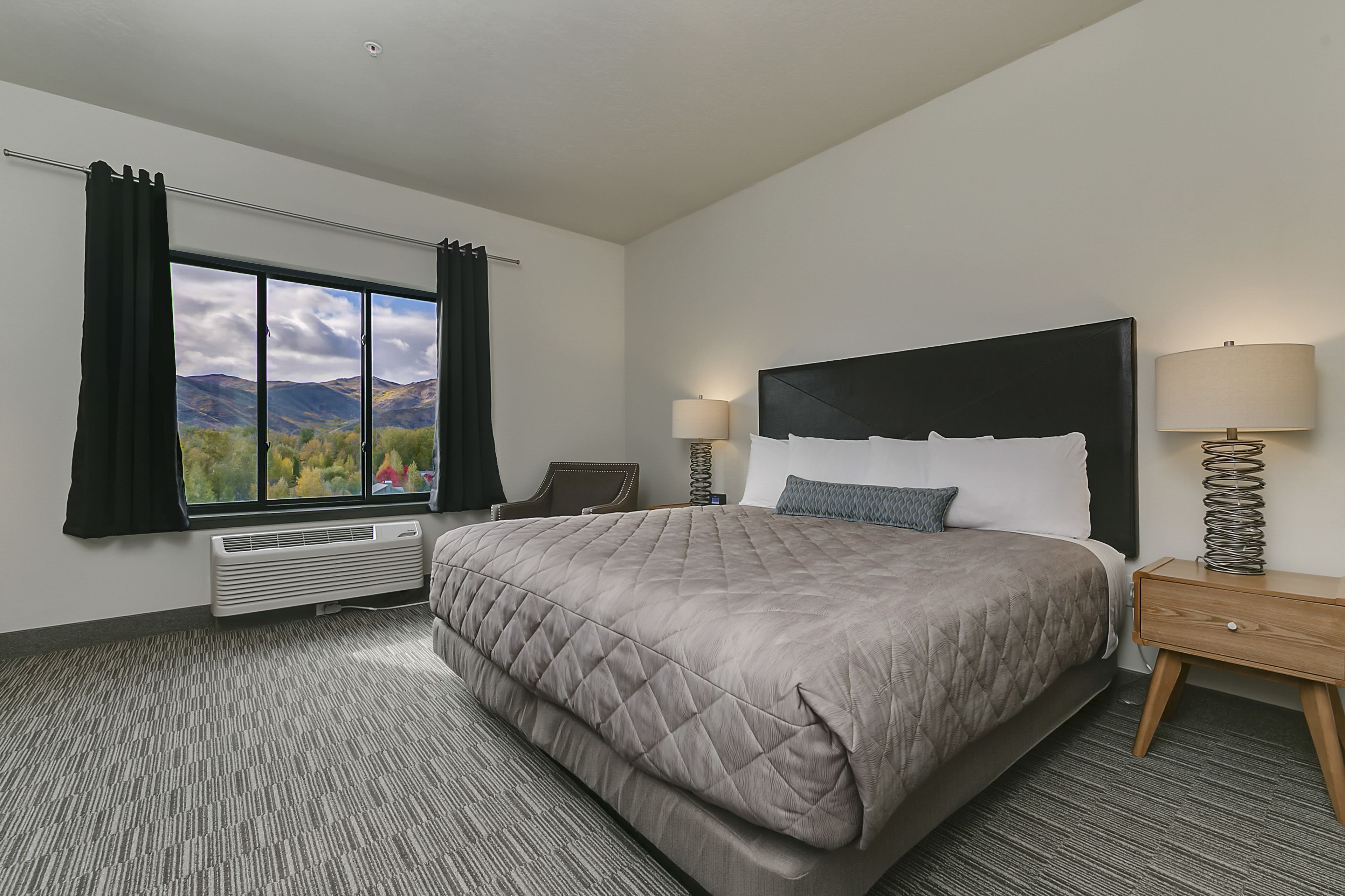 Suite Eksekutif, 1 Tempat Tidur King dengan tempat tidur Sofa, pemandangan gunung, tepi gunung | Pemandangan gunung