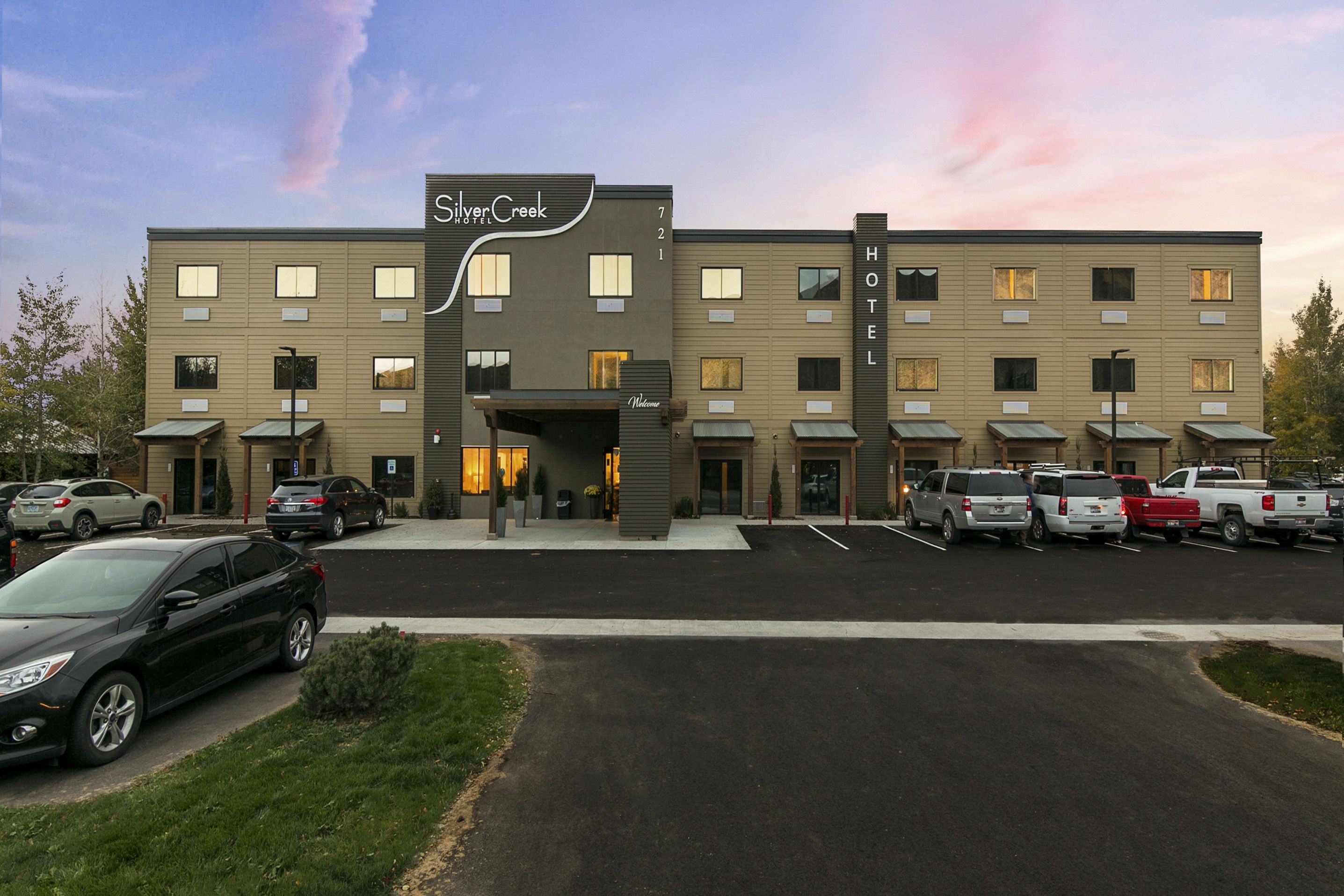 Un hôtel au design moderne, doté de nombreux espaces de stationnement et dont l’extérieur est bien entretenu.