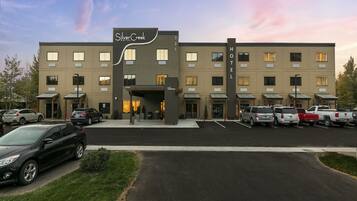 Un hôtel au design moderne, doté de nombreux espaces de stationnement et dont l’extérieur est bien entretenu.