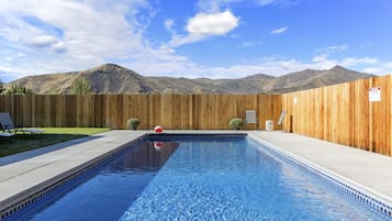 Piscina all'aperto, una piscina riscaldata, ombrelloni da piscina