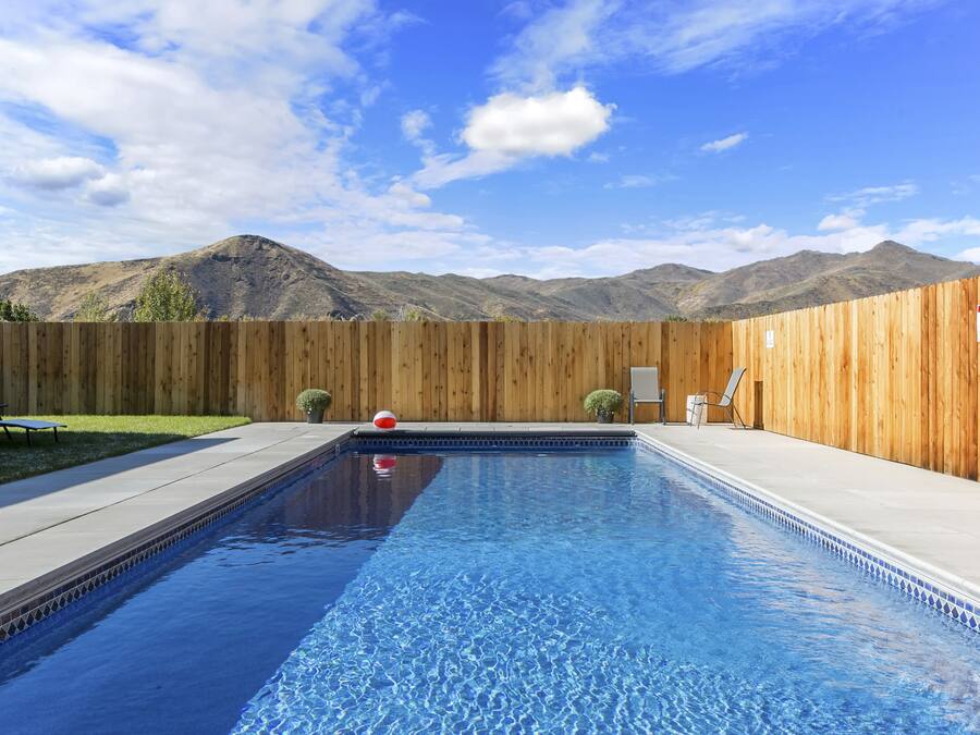 Una piscina al aire libre, una piscina climatizada, sombrillas