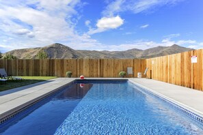 Piscine extérieure, piscine chauffée, parasols de plage, chaises longues