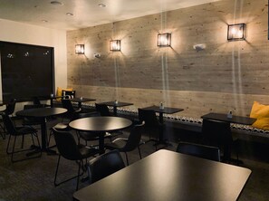 Free daily buffet breakfast  - Silver Creek Hotel (Bellevue)