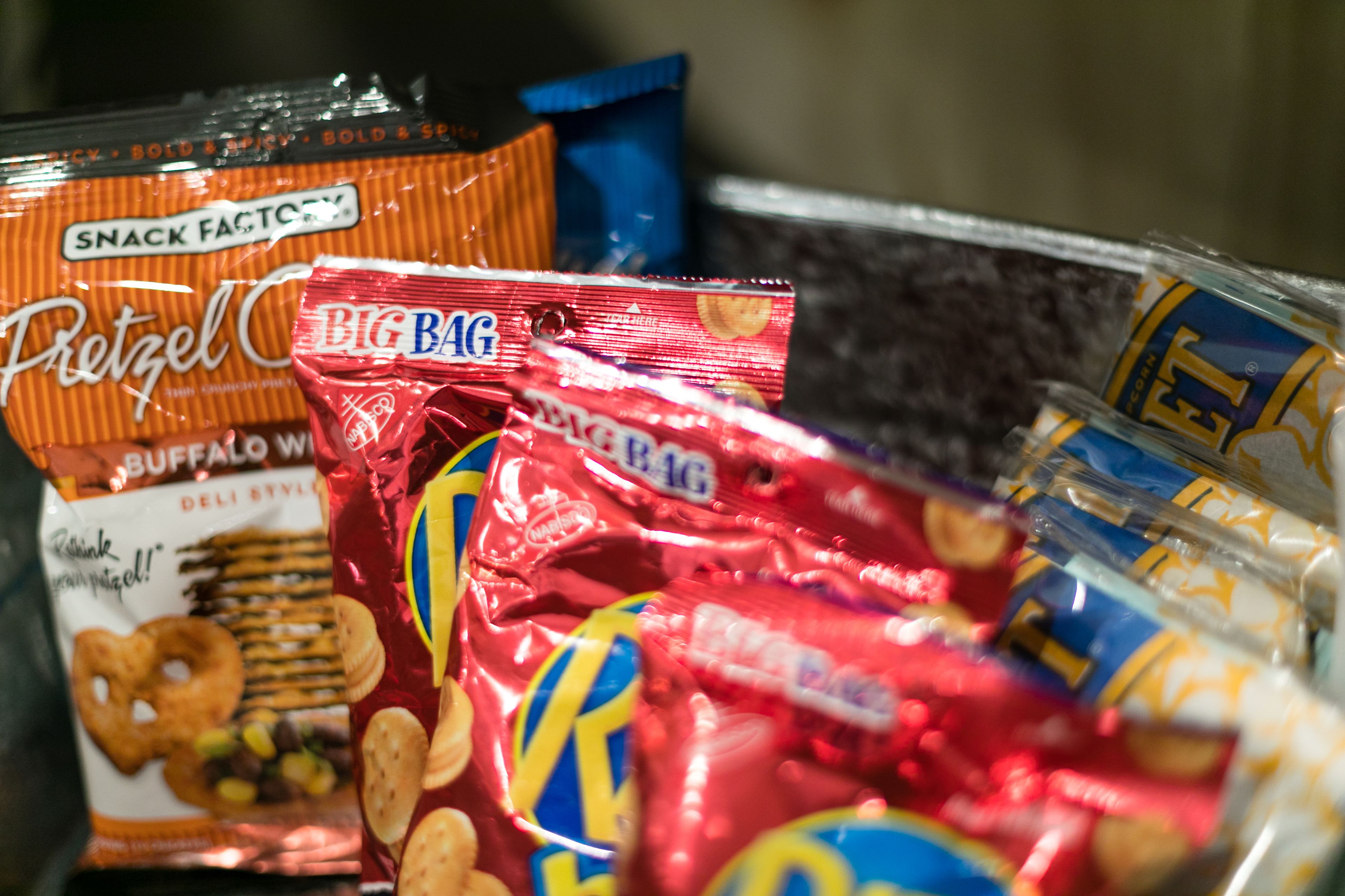 Forskellige pakker med snacks, blandt andet saltkringler og småkager.