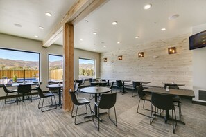 Free daily buffet breakfast - Silver Creek Hotel (Bellevue)