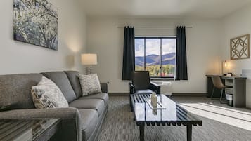 Suite Eksekutif, 1 Tempat Tidur King dengan tempat tidur Sofa, pemandangan gunung, tepi gunung | Pemandangan gunung