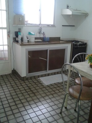 Comfort House, 2 Bedrooms, 2 Bathrooms, Beachside | Private kitchen | Full-sized fridge, oven, stovetop, coffee/tea maker - Férias na Beira da Praia em Cabo Frio (Cabo Frio)
