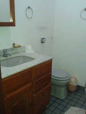 Casa Confort, 2 habitaciones, 2 baños, junto a la playa | Baño | Regadera y toallas 