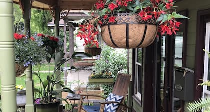 Downtown BnB King Bed Clawfoot Tub & Hot Tub