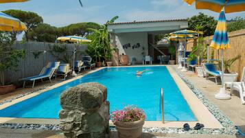 Una piscina cubierta, una piscina al aire libre