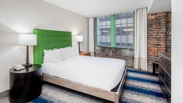 Suite, 1 Queen Bed, Accessible, Bathtub