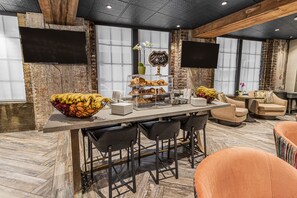 Free daily continental breakfast - The Mercantile Hotel New Orleans (New Orleans)