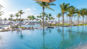 7 albercas al aire libre, sombrillas en la alberca y camastros