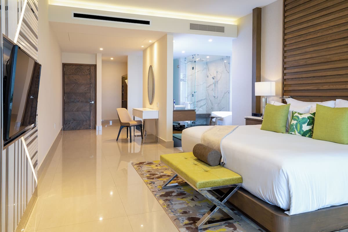 Three Bedroom Ocean Front | Luxe beddengoed, donzen dekbedden, een minibar, een kluis op de kamer