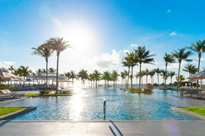 7 outdoor pools, pool umbrellas, sun loungers