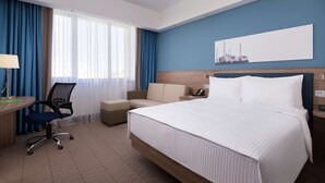 Familierom, 1 queensize-seng | Safe på rommet, skrivebord, lydisolert og strykejern/-brett