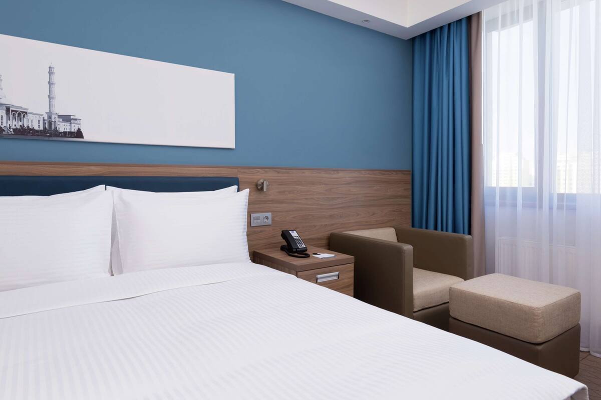 room, 1 queen bed | in-room safe, desk, soundproofing, iron/ironing board