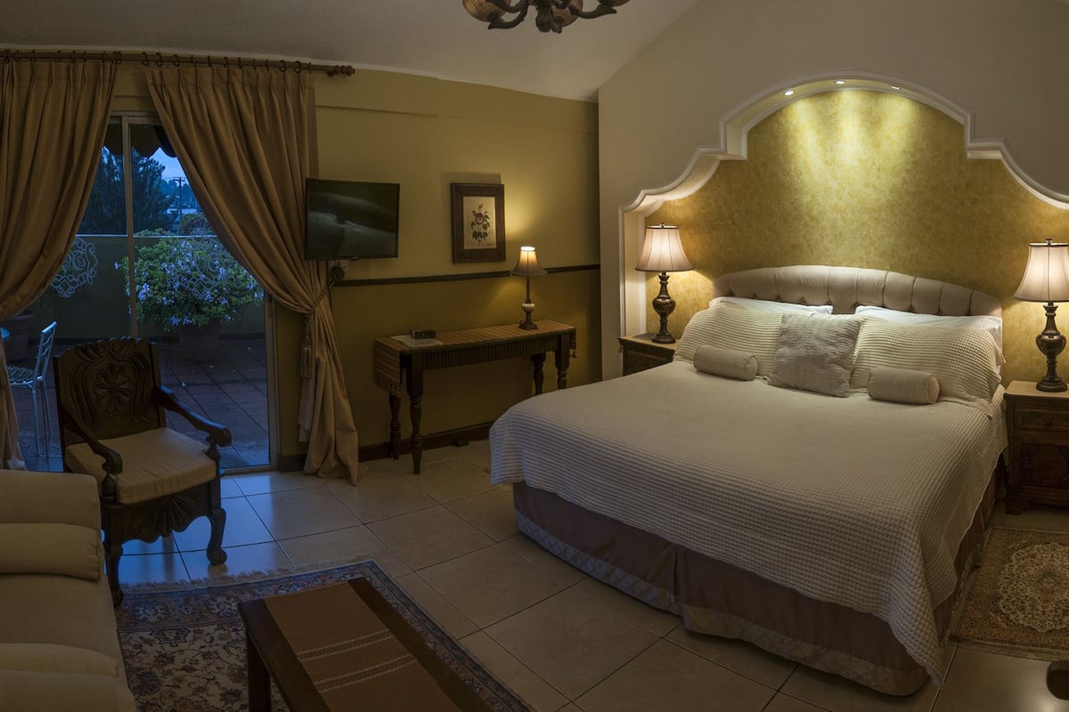 Luxury Suite, 1 King Bed | Desk, iron/ironing board, free cribs/infant beds, rollaway beds