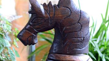 Una escultura de madera de un caballo.