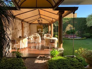 Outdoor dining - Hostal Villa Toscana (Guatemala City)