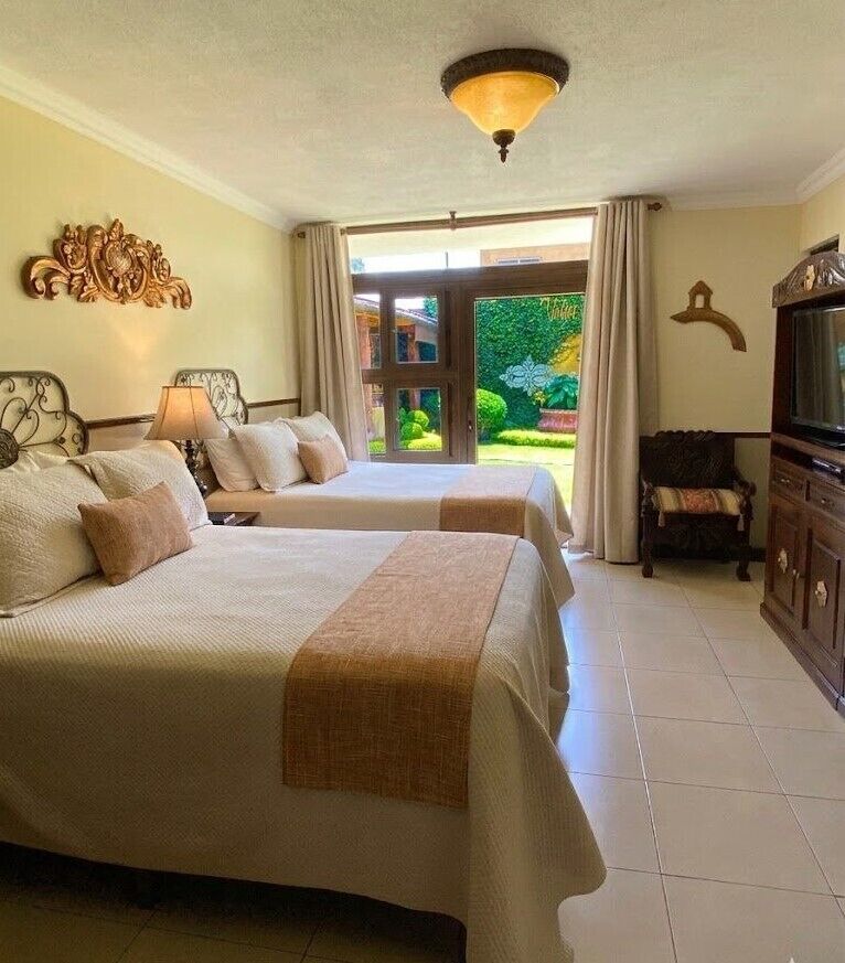 Habitación doble estándar, 2 camas matrimoniales, baño privado | Escritorio, tabla de planchar con plancha y cunas gratuitas 