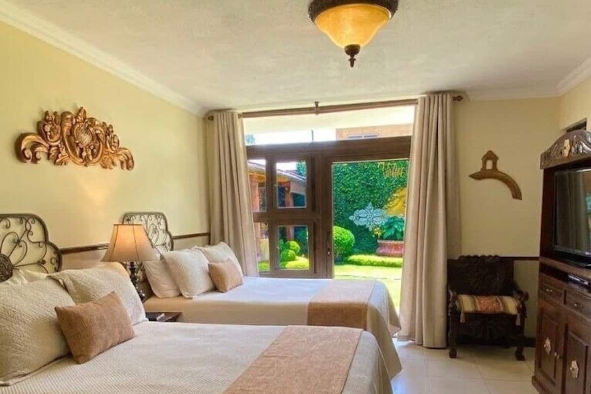 Habitación doble estándar, 2 camas matrimoniales, baño privado | Escritorio, tabla de planchar con plancha y cunas gratuitas