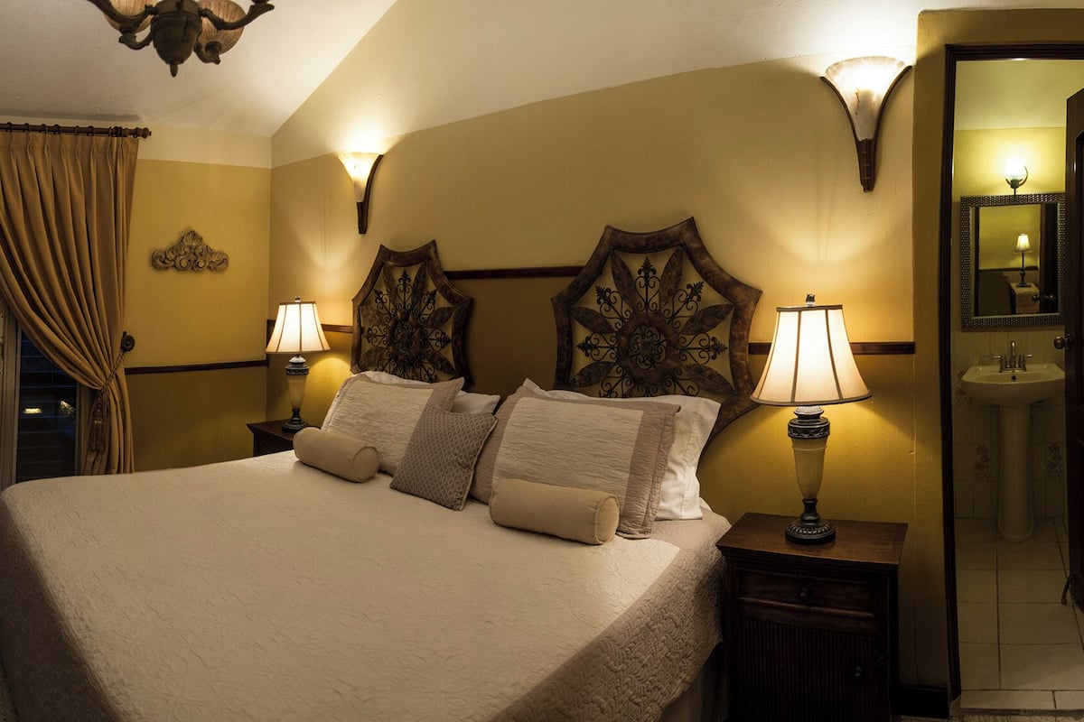 Habitación doble Deluxe, 1 cama King size, baño privado | Escritorio, tabla de planchar con plancha y cunas gratuitas
