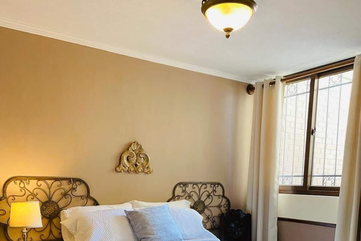 Habitación individual estándar, 1 cama individual, baño privado | Escritorio, tabla de planchar con plancha y cunas gratuitas