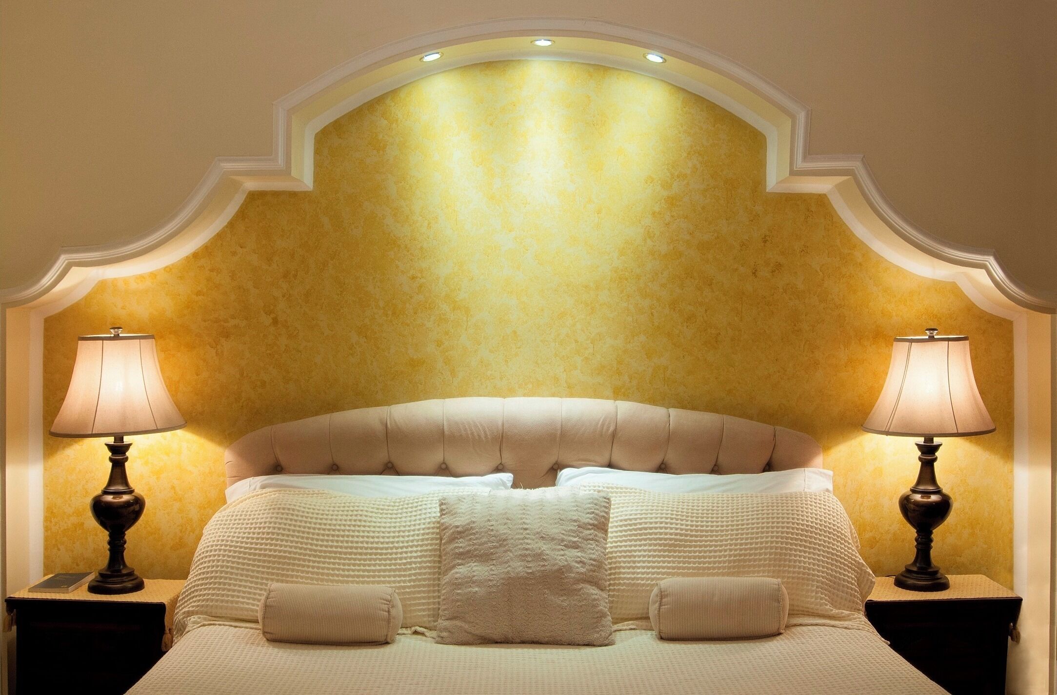 Luxury Suite, 1 King Bed | Desk, iron/ironing board, free cribs/infant beds, rollaway beds