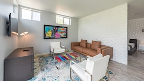 Suite | Sala de estar | Televisión LED de 42 pulgadas con canales digitales, una televisión